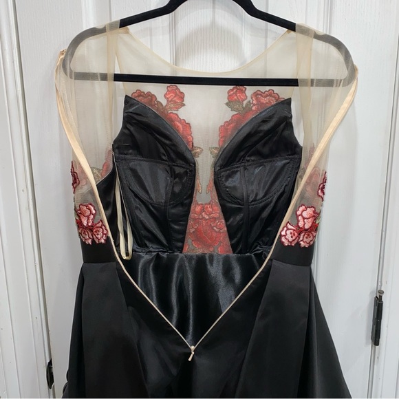 Stunning Formal Dress - Picture 6 of 9